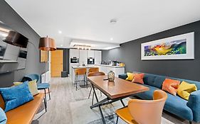 Righ Properties - Luxury West End Artisan Apartment